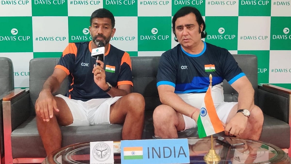An emotional Rohan Bopanna (left) with Rohit Rajpal, non-playing captain of India, after the Davis Cup win over Morocco (photo: AITA)