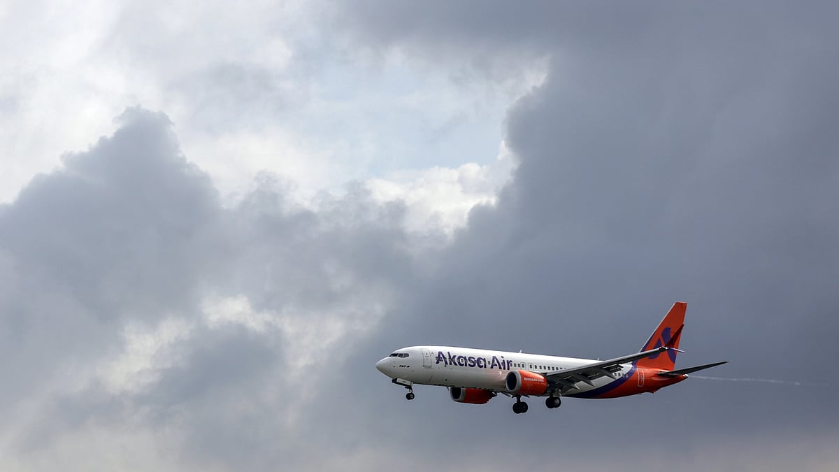 A file photo of an aircraft operated by Akasa Air prepares to land at Chhatrapati Shivaji Maharaj International Airport in Mumbai. (photo: Dhiraj Singh/Bloomberg via Getty Images)