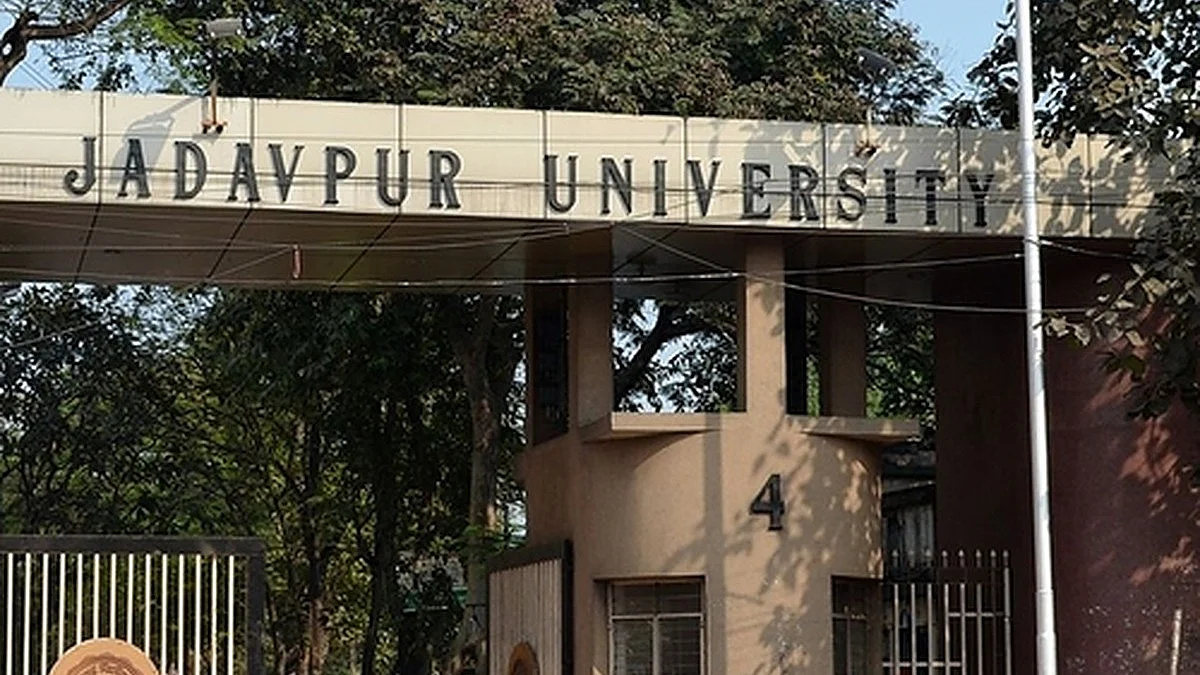 Jadavpur University gate (Photo: IANS)