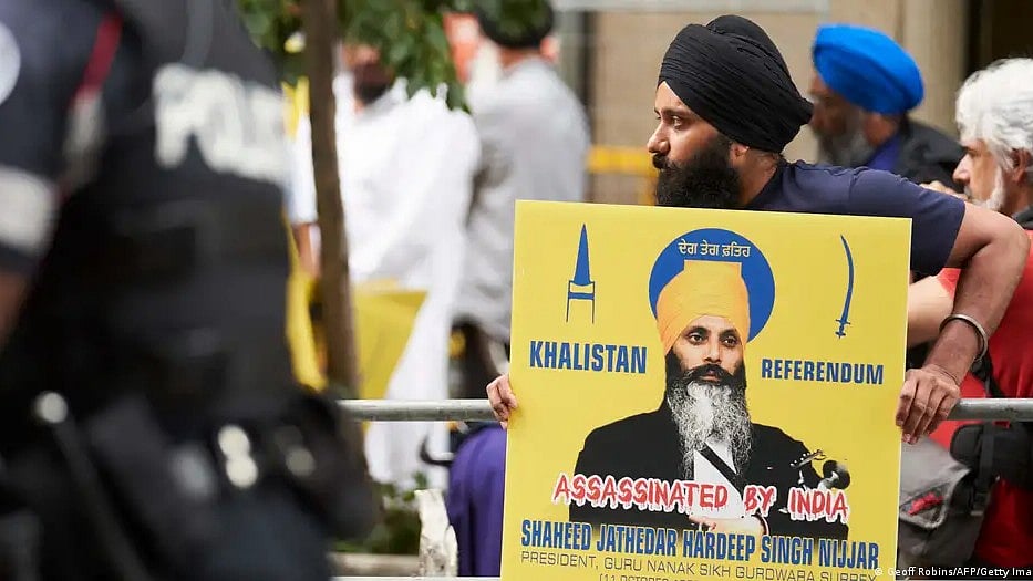 Canada alleged Indian agents may be tied to the killing of Khalistani separatist Hardeep Singh Nijjar. It is the subject of an upcoming referendum, as advertised by the poster held up by a Sikh man in the image (photo: DW)
