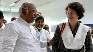 Telangana polls: Kharge & Priyanka to address 4 rallies today