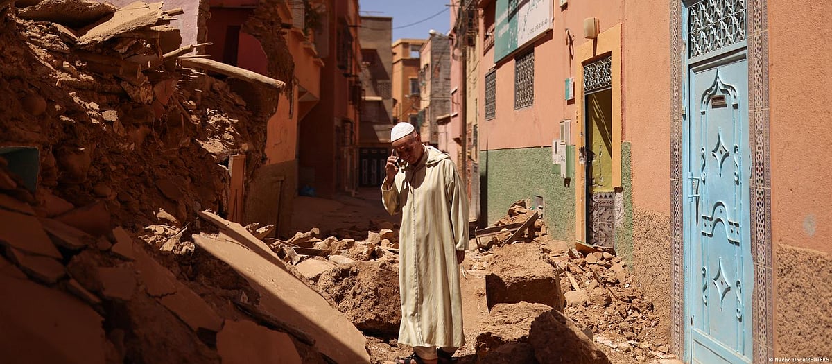 Mohamed Sebbagh, 66, stands in front of the ruins of his home. Morocco's government has announced a special relief fund which will cover expenses like supporting damaged homes. (photo: DW)