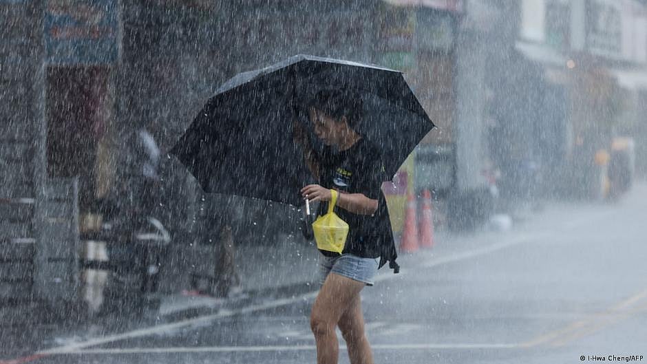 Hong Kong in crisis: schools closed, streets flooded, black rainstorm warning in effect (photo: DW)