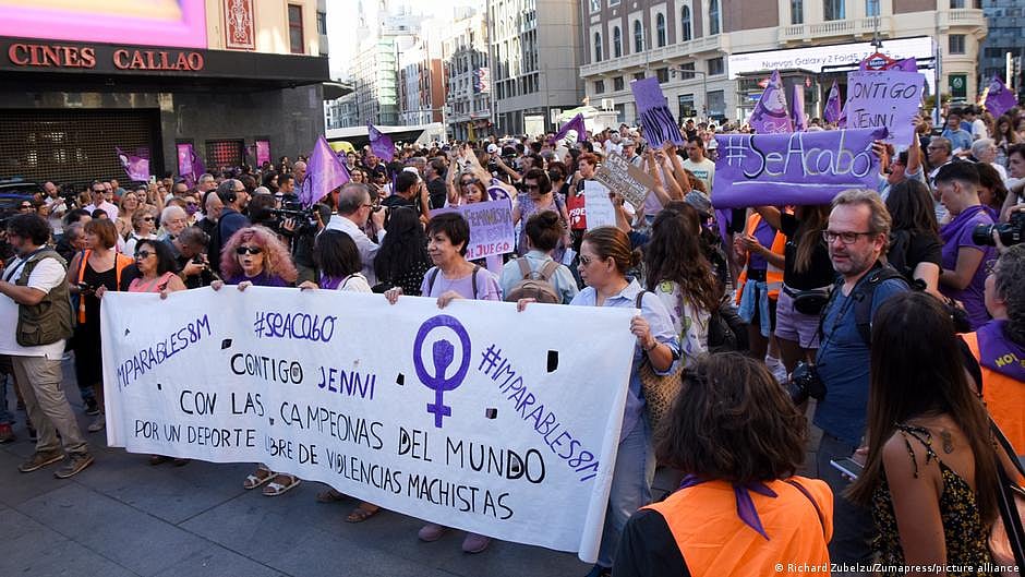 Demonstration in support of Spain's forward Jenni Hermoso, whom  federation chief Luis Rubiales forcibly kissed during the celebration of the women's football team's FIFA World Cup victory (photo: DW)