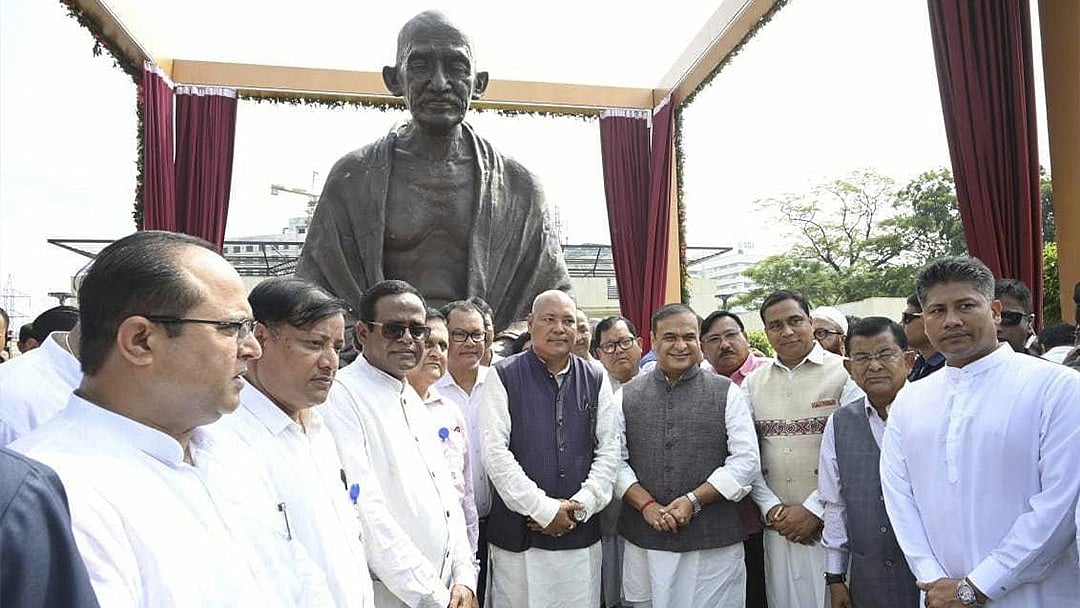 CM of Assam Dr. Himanta Biswa Sharma inaugurated the statue of Mahatma Gandhi on the first day of the Autumn Session of 15th Assam Legislative Assembly (photo: @AssamAssembly/X)
