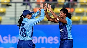 Smriti Mandhana (left) congratulating Titas Sadhu after one of her scalps in Asian Games final (photo: Getty Images)