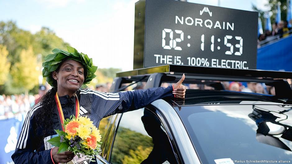 Berlin Marathon: Assefa smashes women's world record