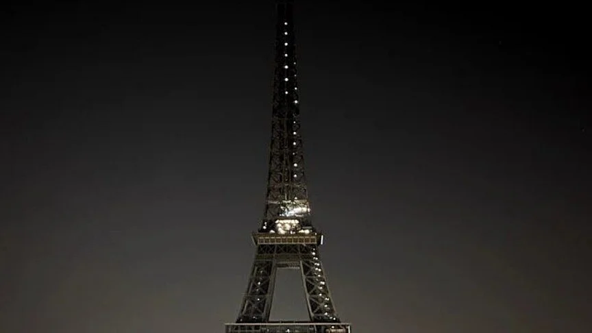 Eiffel tower goes dark, apart from safety lights, to pay tribute to Morocco quake victims (photo: @TFT_Morocco/Twitter)