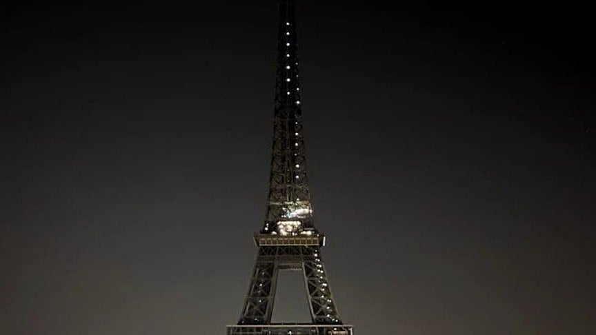 Eiffel tower goes dark, apart from safety lights, to pay tribute to Morocco quake victims (photo: @TFT_Morocco/Twitter)