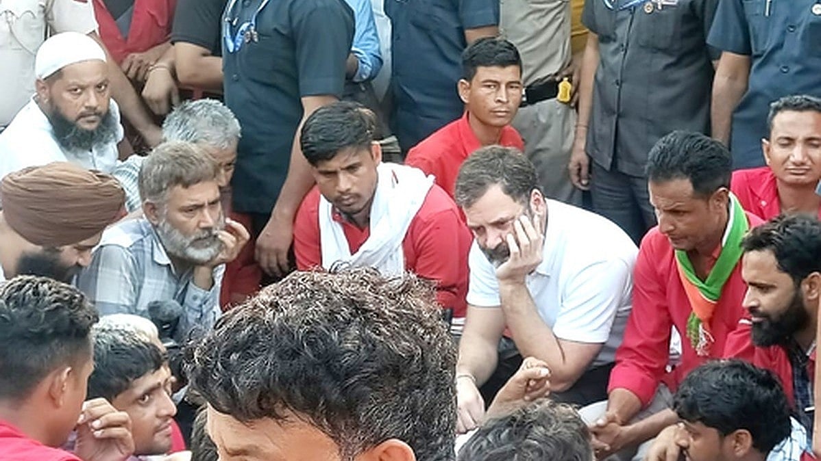 Rahul Gandhi makes surprise visit to Railway station, interacts with porters
