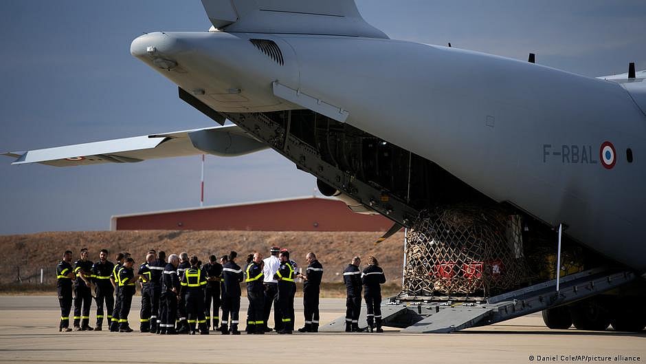 As the death toll in Libya passes 5,000, international aid is starting to arrive. Here, from France (photo: Daniel Cole/AP/picture alliance via DW)