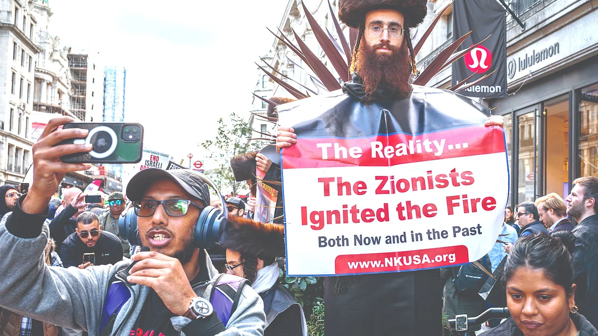A Muslim man takes a selfie with a man from the anti-Zionist Haredi Jewish group at a protest march in London against Israeli attacks on Gaza (Photo: Getty Images)