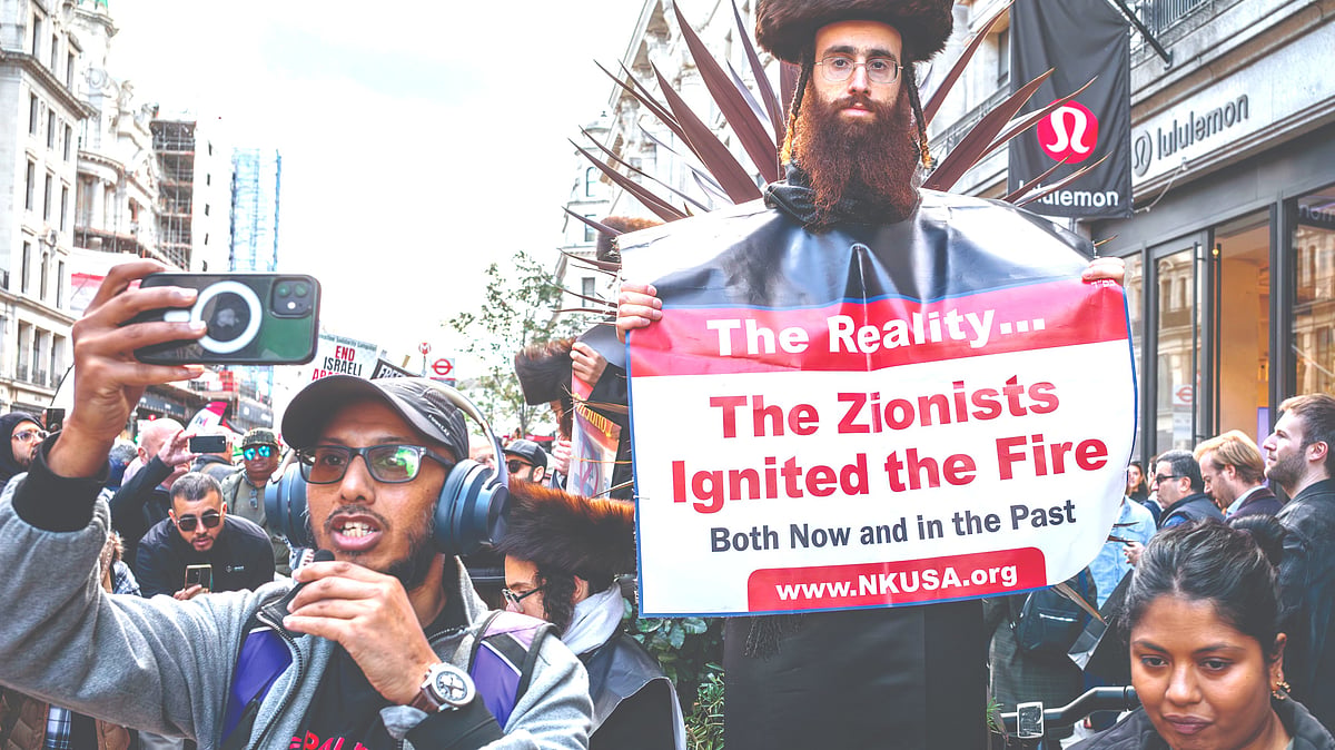 A Muslim man takes a selfie with a man from the anti-Zionist Haredi Jewish group at a protest march in London against Israeli attacks on Gaza (Photo: Getty Images)