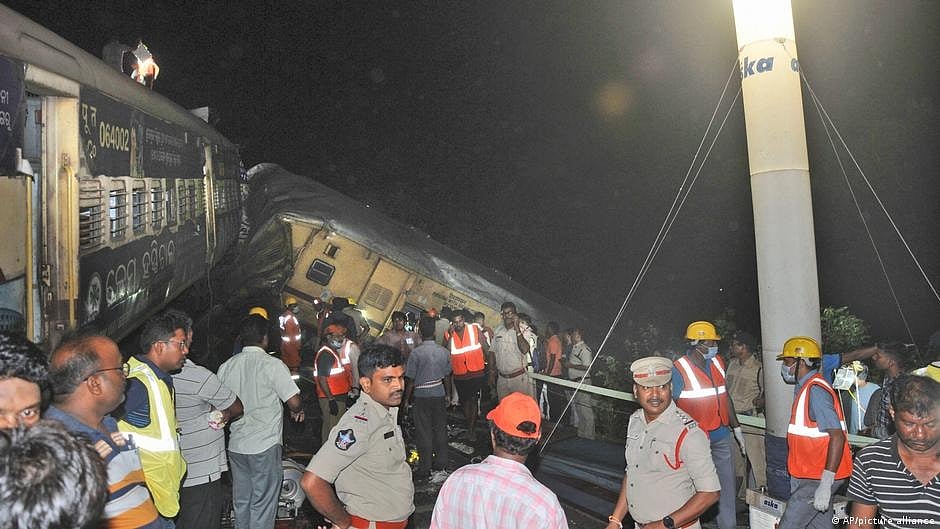 Several train services were either disrupted or canceled because of the crash in Andhra Pradesh state (photo: DW)