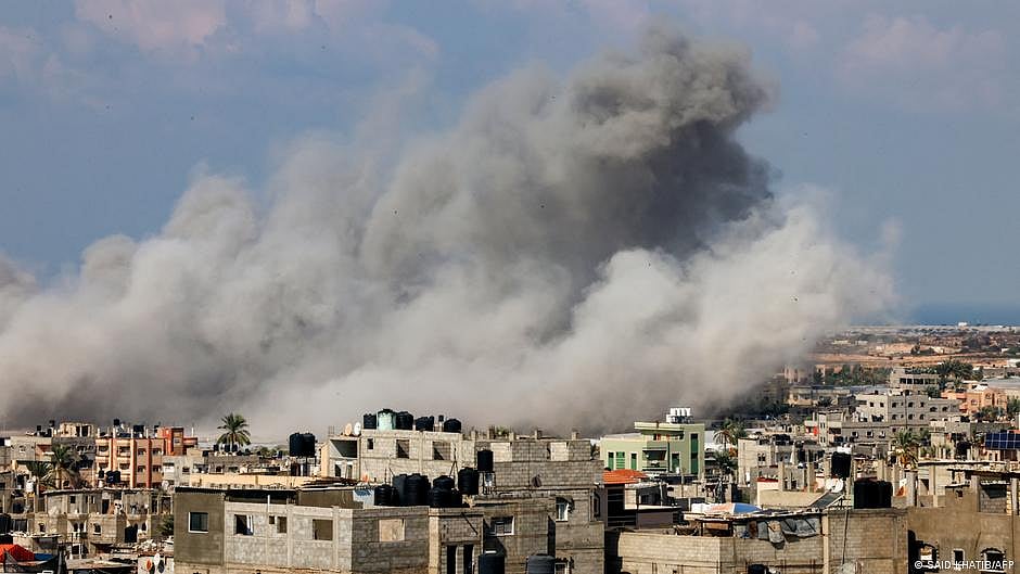 Amid the Israel-Gaza conflict, questions arise on international law's applicability to military actions, evacuations, and blockades. (photo: DW)