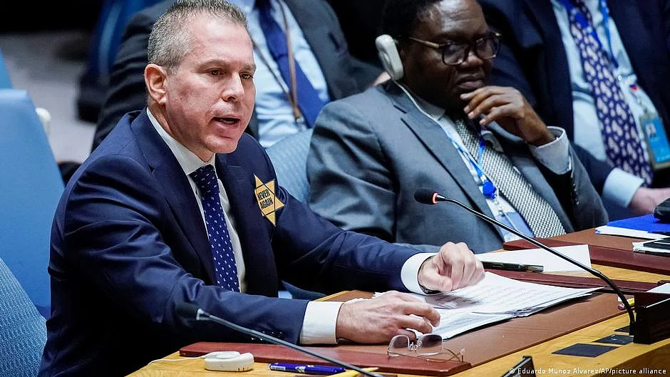 Israel's UN envoy wore a yellow star similar to the one Nazis would force Jews to wear (photo: DW)
