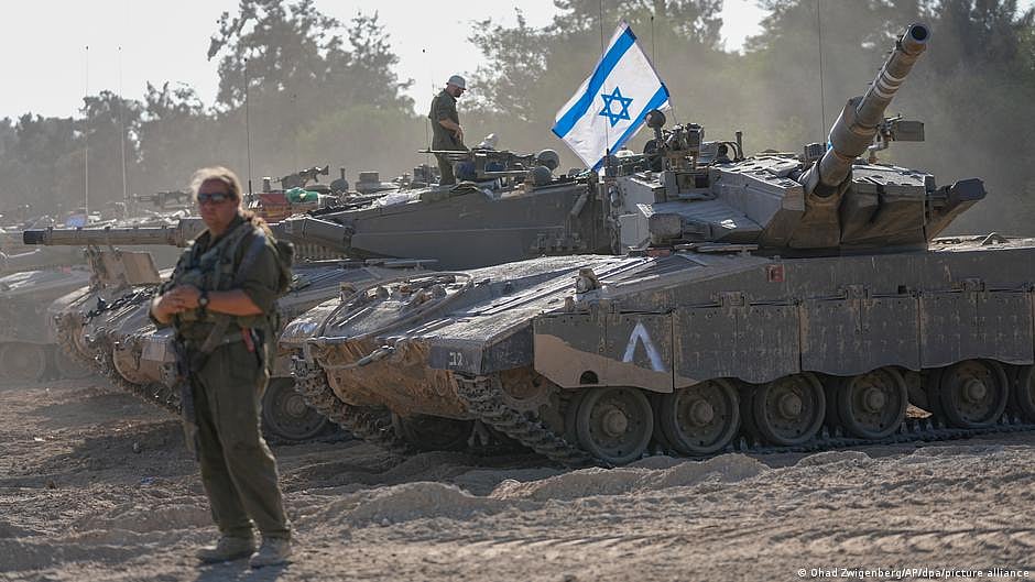 Israeli battle tanks and soldiers readying for ground operations in Gaza (photo: DW)