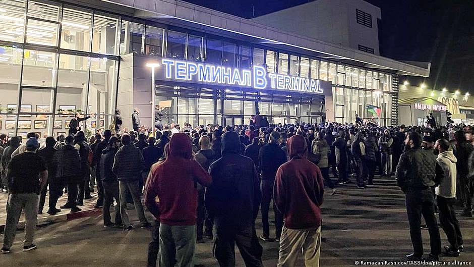 Russia: mob storms Dagestan airport in search for Israelis