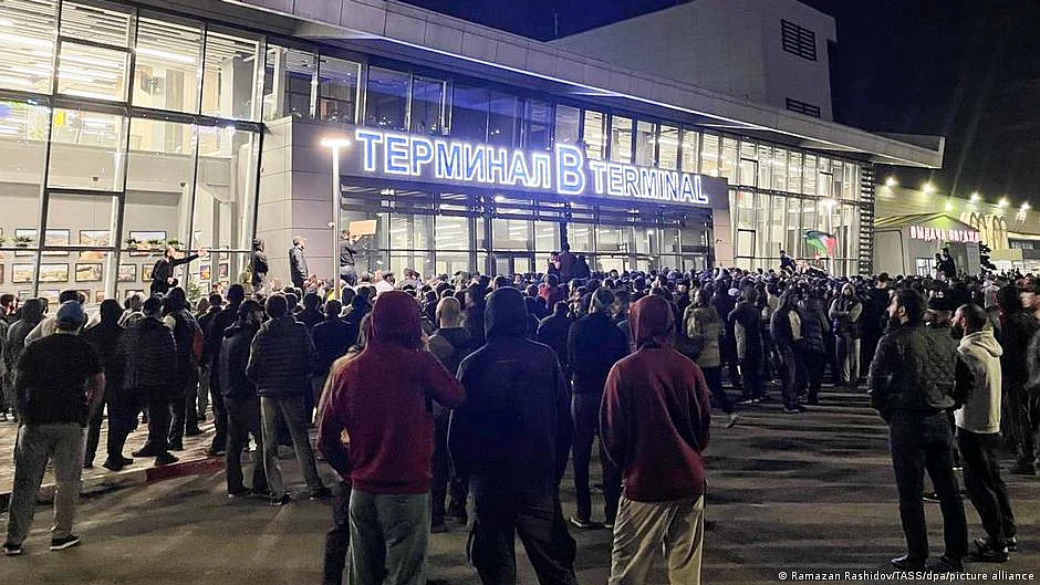 A violent mob arrived at Makhachkala airport, searching for a plane from Tel Aviv (photo: DW)