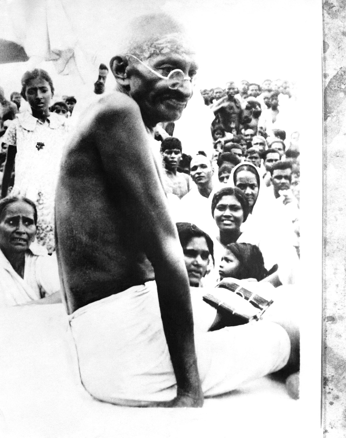 Gandhi addresses a gathering 
of ‘untouchable’ Dalit people, whom he 
called ‘Harijan’, during his anti-untouchability tour,  August 1934.