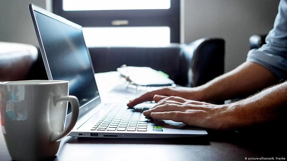 Currently, around 50% of hybrid workers spend half their workweek at the office (Photo: DW)