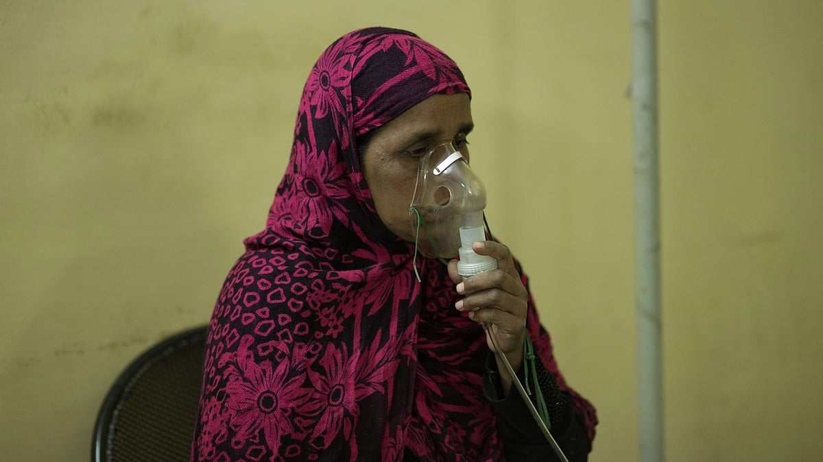 Representative image of a patient using an oxygen mask to aid her breathing (Photo: Ryan Ashcroft/SOPA Images/LightRocket via Getty Images)