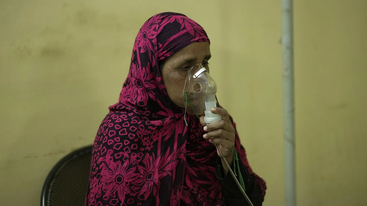 Representative image of a patient using an oxygen mask to aid her breathing (Photo: Ryan Ashcroft/SOPA Images/LightRocket via Getty Images)