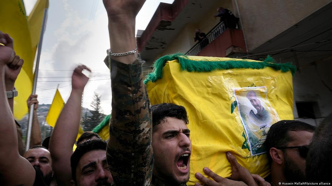 Hezbollah controls many of the Shiite-majority areas of LebanonI (photo: Hussein Malla/AP/picture alliance via DW)
