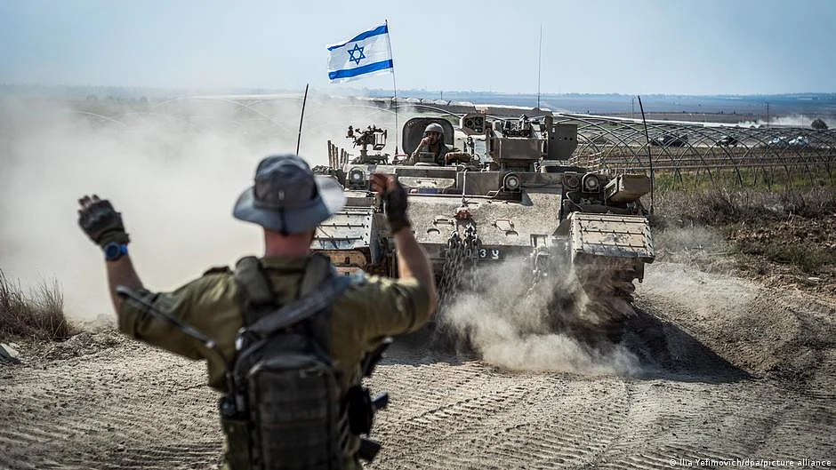 Thousands of Israeli troops along with equipment are massed in the Gaza border region (photo: DW)