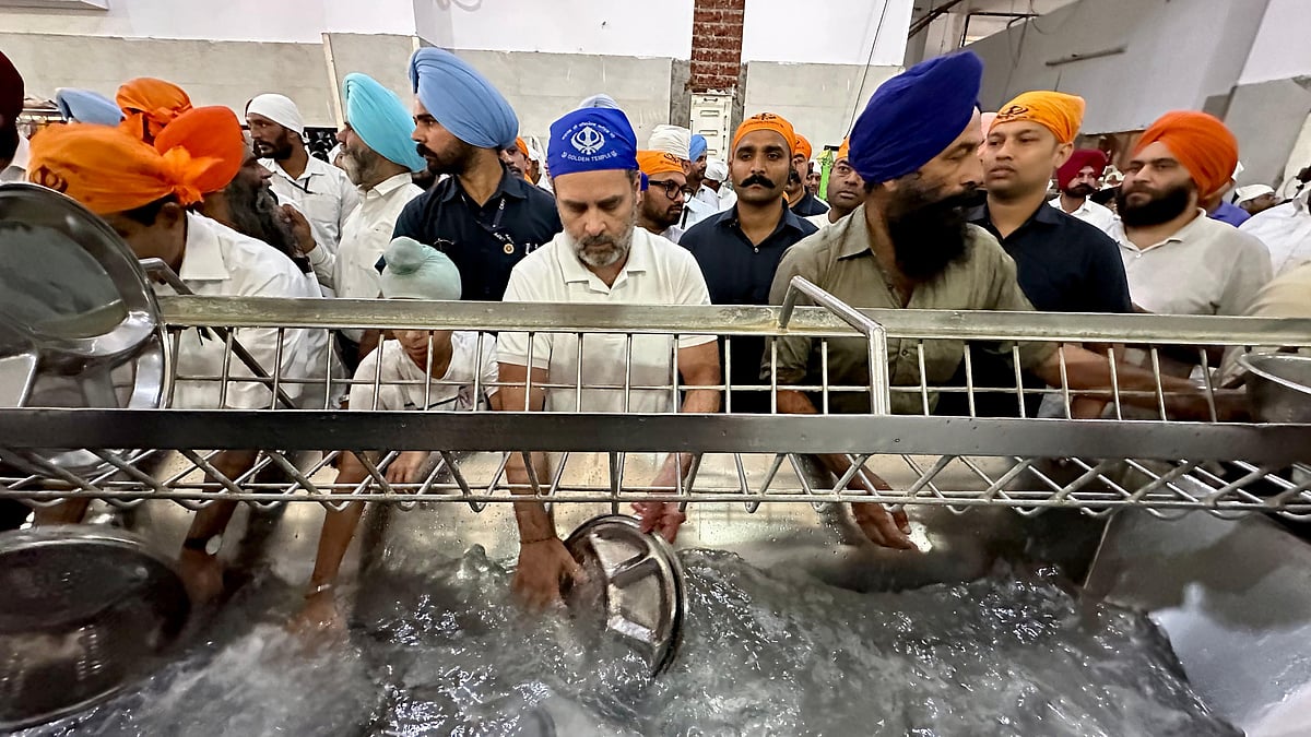 Rahul Gandhi offers 'sewa' at community kitchen of Golden Temple