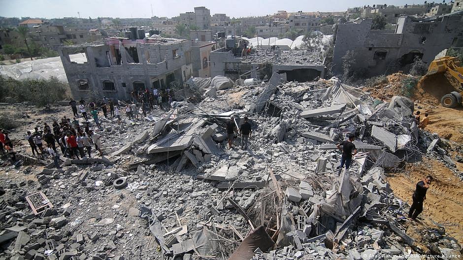 A set of houses in Gaza reduced to rubble from the Israeli airstrikes (photo: DW)