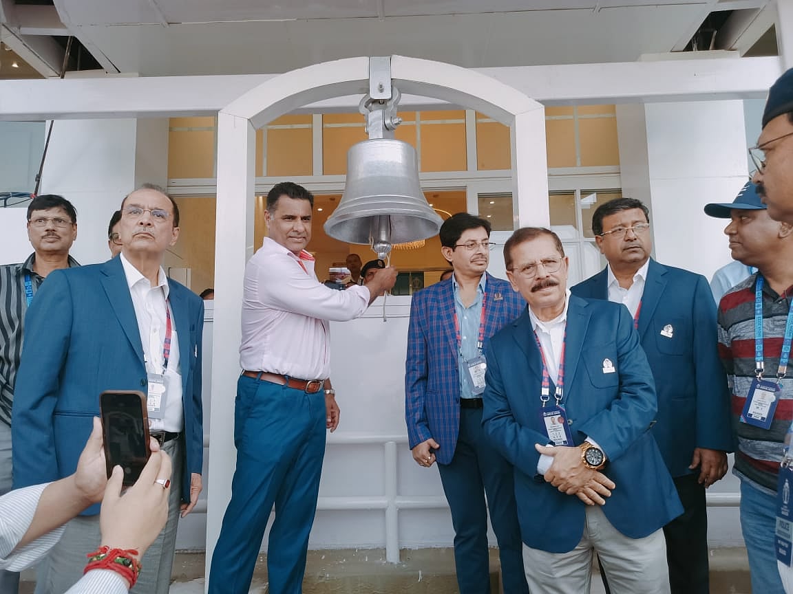 Waqar Younis, legendary Pakistan fast bowler, rings the ceremonial bell to start the Pakistan-Bangladesh game at the Eden (Photo: CAB media)
