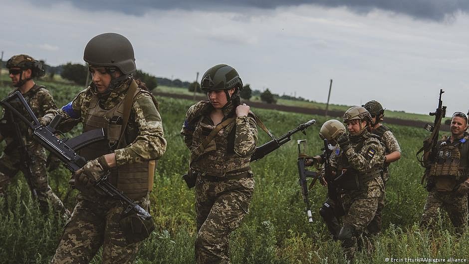 Ukraine's female soldiers complain of discrimination