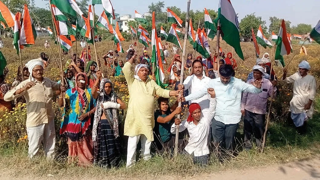 Locals protest against ‘forcible’ land acquisition by the government in Varanasi’s Rohaniya area, May 2023 (photo: by special arrangement)