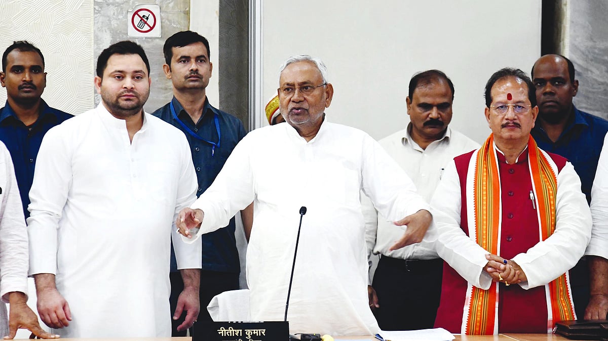 Bihar chief minister Nitish Kumar (centre), deputy CM Tejashwi Yadav and others at an all-party meeting on the caste survey data, Patna, 3 Oct. 2023. (Photo: Getty Images)