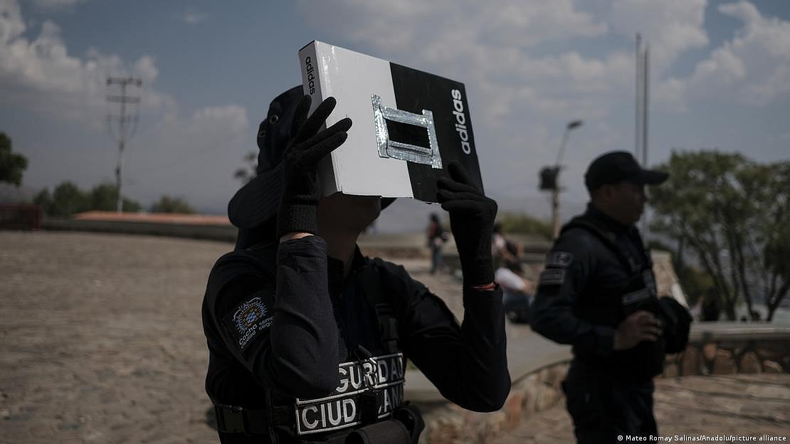 A security guard observes the Annular Solar Eclipse by using homemade sunscreens at the Cristo de la Concordia (Christ of Peace) viewpoint in Cochabamba, Bolivia (Photo: DW)