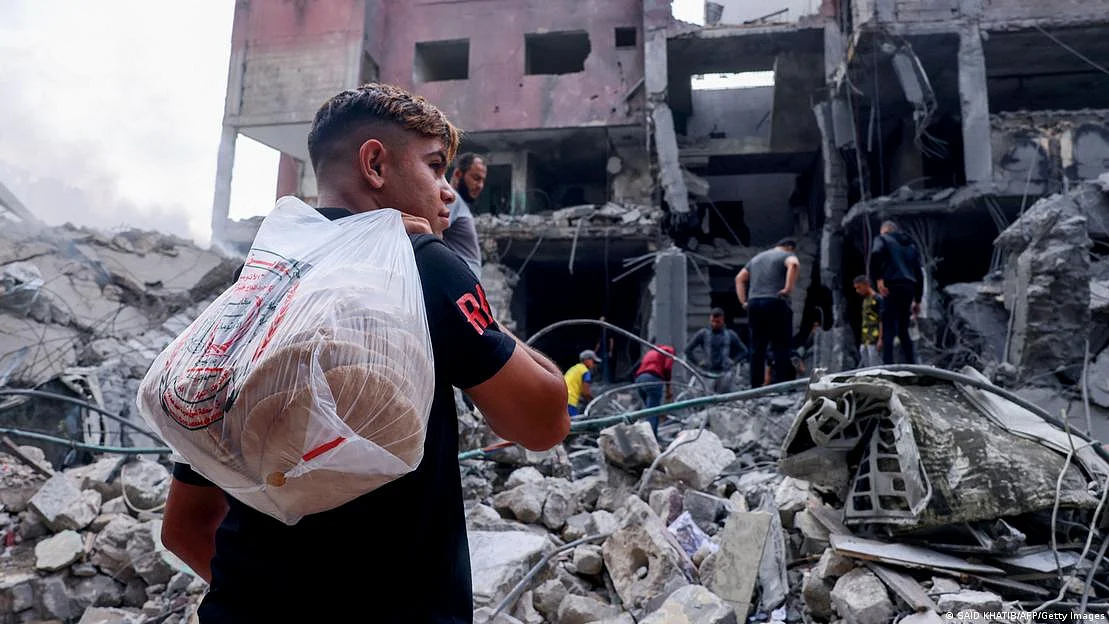 Necessities such as bread and water have become increasingly difficult to find for Gaza residents caught amidst Israeli airstrikes and bottlenecks to evacuation (photo: SAID KHATIB/AFP/Getty Images via DW)