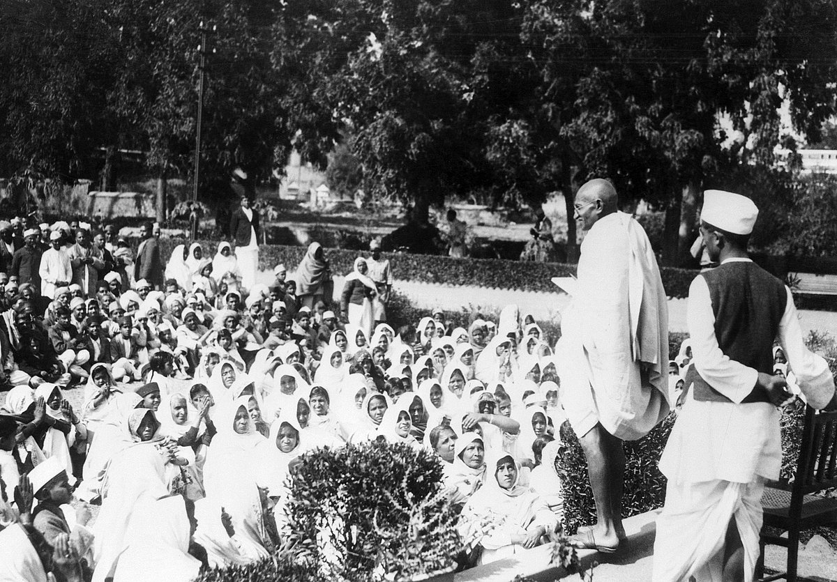 Gandhi addresses his followers at 
Dr Mukhtar Ahmed Ansari’s house at Daryaganj in Delhi, March 1931. (Photo: Getty Images)