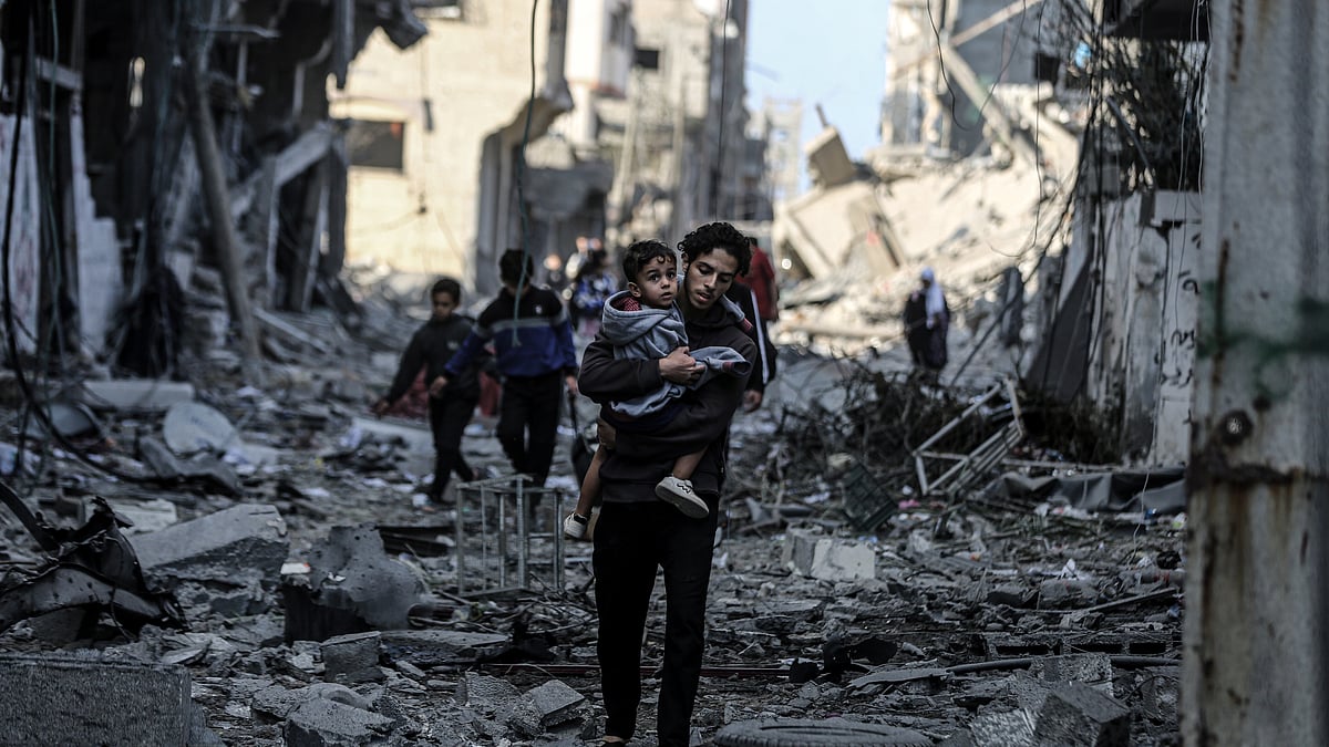 Palestinians carrying belongings flee to safer areas following Israeli bombardments on southern part of Gaza City, Tel al-Hawa neighborhood, Gaza (Photo: Getty Images)