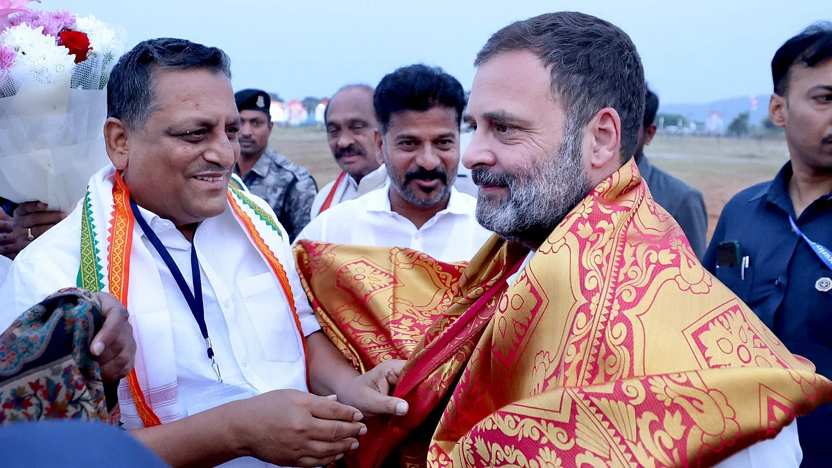 Rahul Gandhi arrives at Kollapur, Telangana, to address an election rally on Tuesday (photo: @INCIndia/ X)
