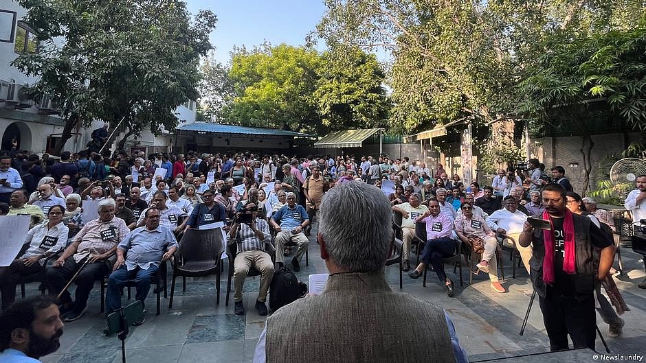 Journalists meet at the Press Club of India in New Delhi after the raids on NewsClick employees and associated journalists (photo: DW)