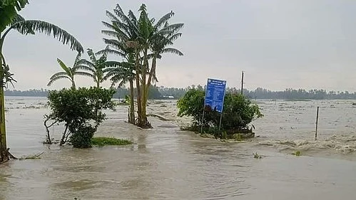 Incidents of heavy flooding have also been reported from Malda and Nadia districts (photo: IANS)