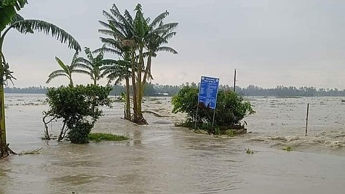 Incidents of heavy flooding have also been reported from Malda and Nadia districts (photo: IANS)