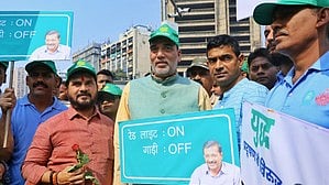 Air Pollution: ‘Red Light On, Gaadi Off' campaign runs at Delhi’s Barakhamba intersection