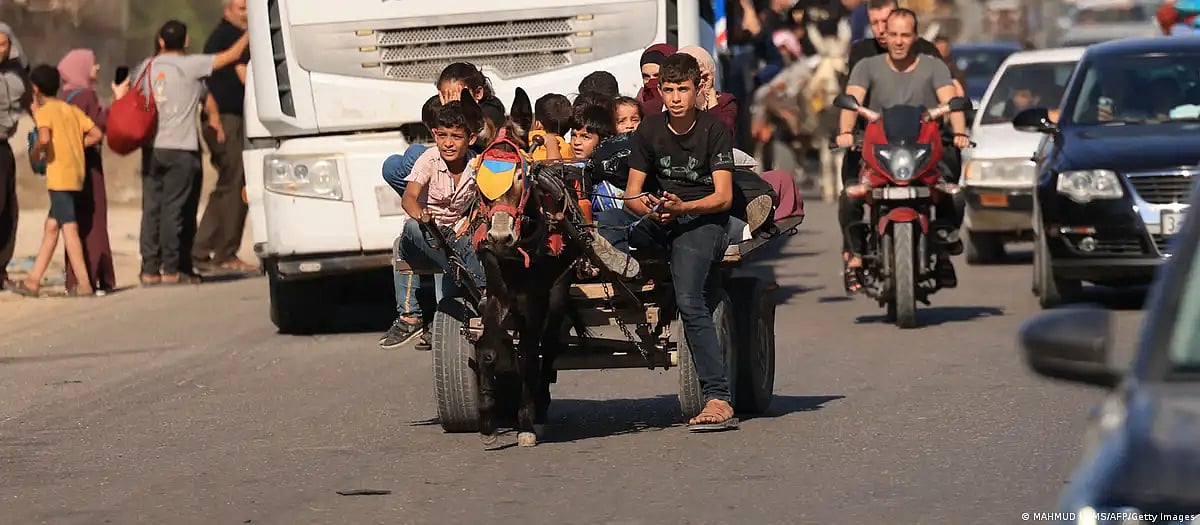 Palestinians who can are following Israeli orders to evacuate as missiles fall around them and a ground offensive seems imminent (photo: SAID KHATIB/AFP/Getty Images via DW)