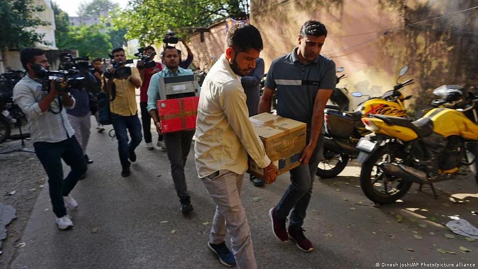 Special Cell of Delhi Police seize books, documents and devices from  journalists' homes in 200-personnel raids (photo: DW)