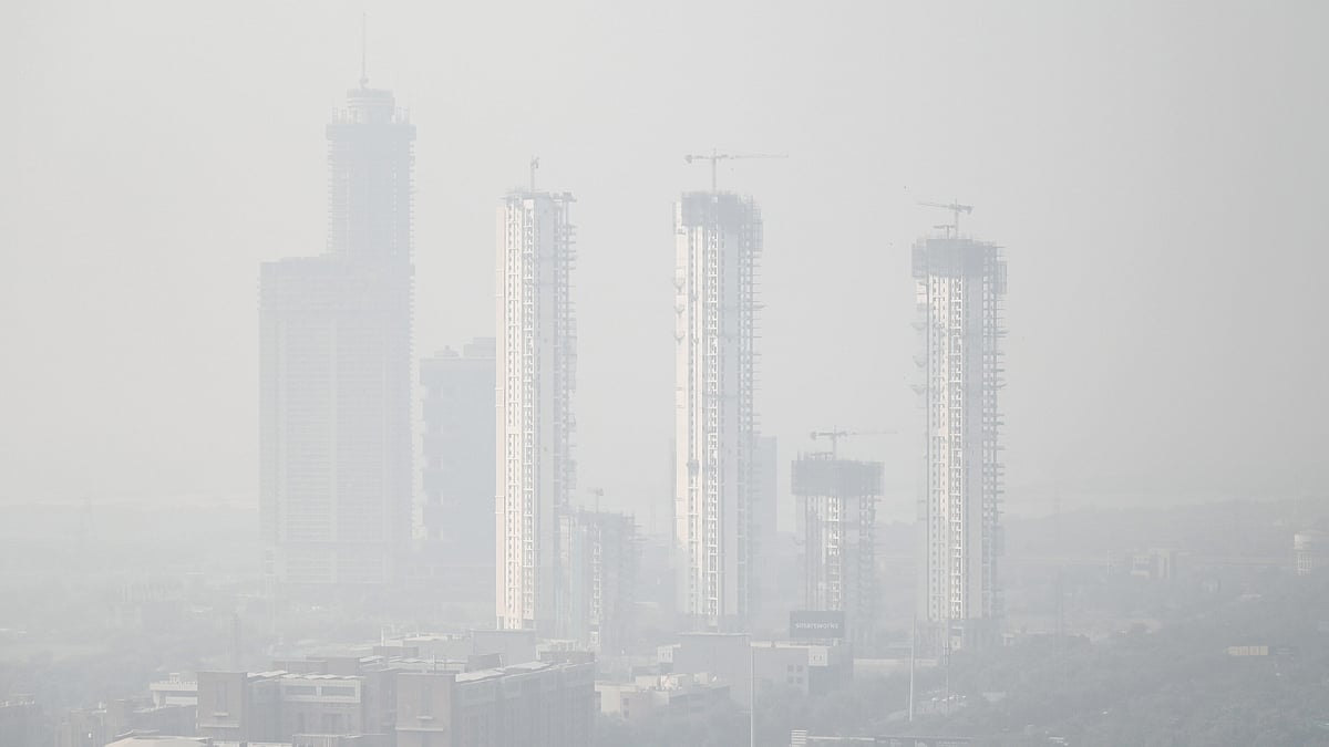 Representational photo of skyscrapers engulfed in dense smog amid rising air pollution (photo: Getty Images)