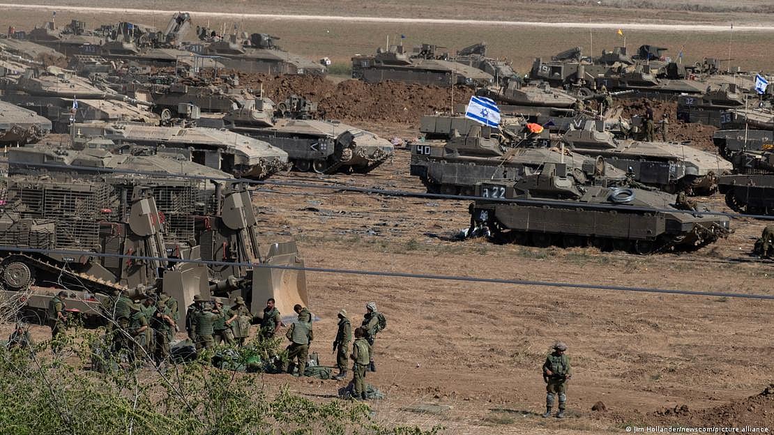Israel has called on hundreds of thousands of reservists as it readies a ground operation to root out Hamas in Gaza (photo: Jim Hollander/newscom/picture alliance via DW)