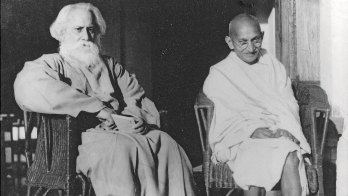 Poet and Nobel Laureate Rabindranath Tagore (left) with Mahatma Gandhi 
