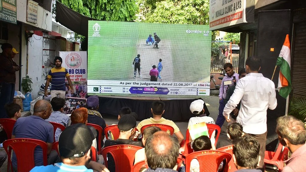 Cricket fans watching the India-Pakistan World Cup match on a big screen in Amritsar,  on 14 Oct. 2023. (Photo: Getty Images)